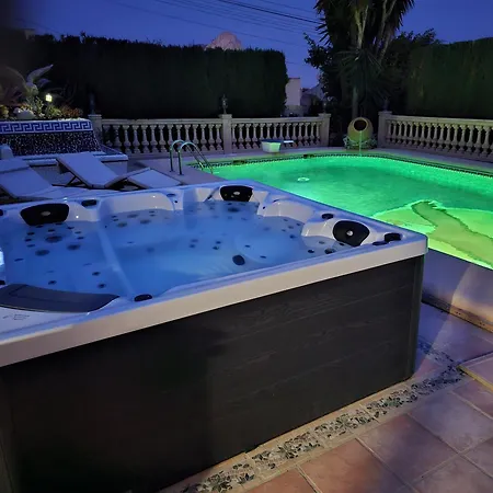 Villa Luxury - Pool, Hot Tub, Aircon, Tvs, Cinema, Office, Gbit Internet, Sports Equipment *