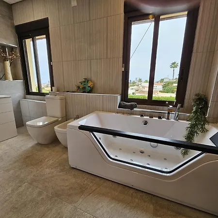 Luxury - Pool, Hot Tub, Aircon, Tvs, Cinema, Office, Gbit Internet, Sports Equipment Calp